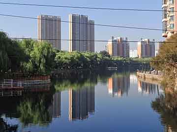爱上海：Visitors can stroll along the ancient streets